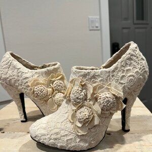 Dolce by Majo Moxy Cute heels white/offwhite, Lace Size 7